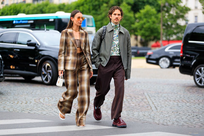 checked jacket, checked pants, checked suits, brown jacket, brown scarf, brown top, brown pants, flare pants, vintage look, orange sunglasses, aviator sunglasses, golden frame sunglasses, golden necklace, golden earrings, vogue sunglasses, monogrammed scarf, monogrammed top, logo printed scarf, logo printed top, cropped top, scarf top, big chain necklace, letters necklace, multi earrings, hoop earrings, dangling earrings, hearcuff, diamond earrings, pearl earrings, dior jacket, dior scarf, dior top, dior total look, dior necklace, dior bag, dior pants, lady dior bag, mini bag, white leather bag, quilted bag, grey jacket, zipped jacket, burgundy pants, burgundy leather shoes, burgundy leather derbies, burgundy derbies, burgundy polish shoes, burgundy polish derbies, polish shoes, polish derbies, printed top, high collar top, animal print top, beige top, neon green top, dior shoes, fashion week, frenchystyle, FW, jonathan paciullo, street style, PFW, PARIS, SPRING SUMMER 2022, SS 22, horizontal, atmosphere details, full length