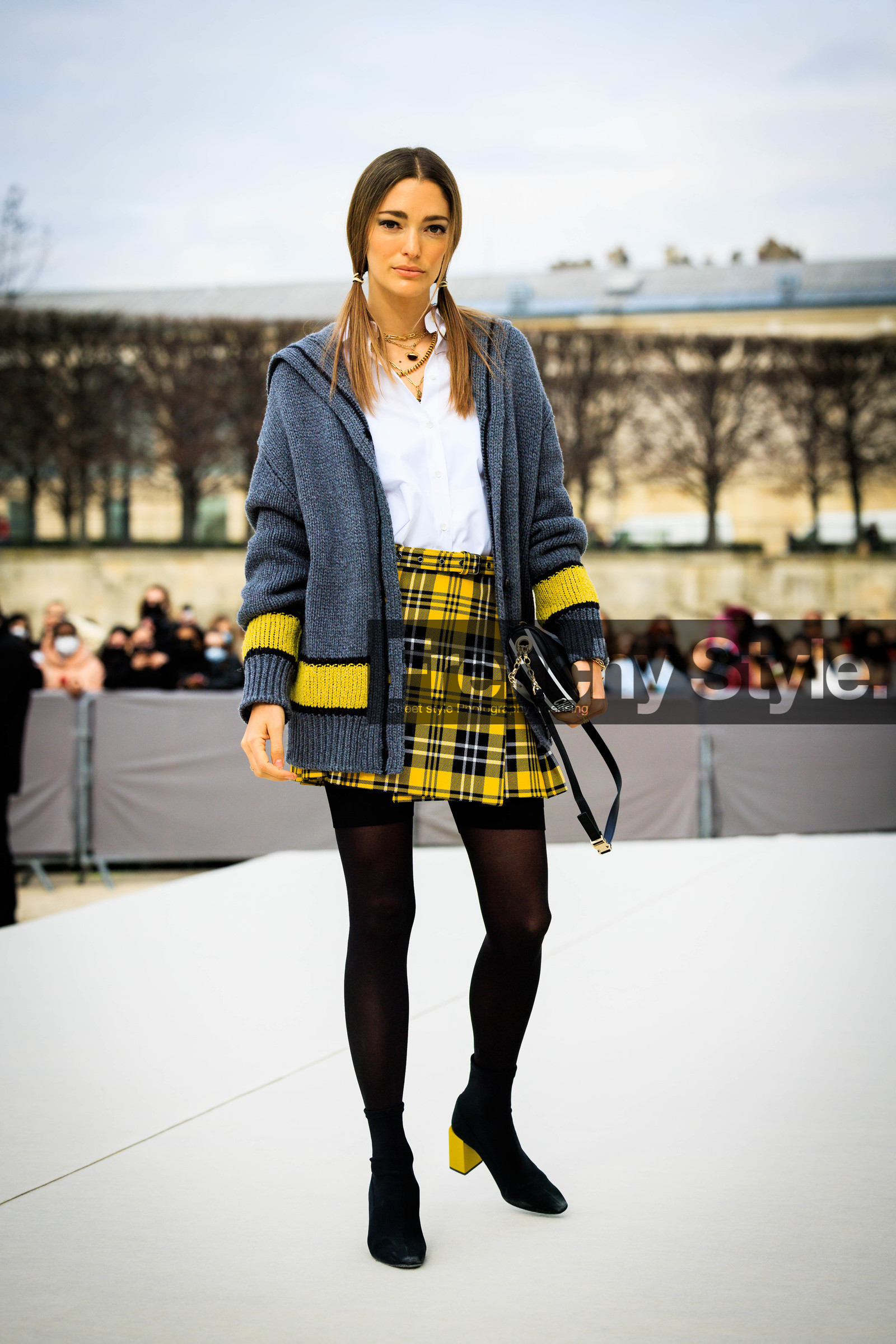school girl style, grey cardigan, plaid skirt, yelow skirt, black bottines, black stockings, black handbag, piggy tails, hairstyle, white shirt, sofia sanchez de betak, fashion week, frenchystyle, FW, jonathan paciullo, street style, AUTUMN WINTER 2022-2023, FALL WINTER 2022_2023, FW 22-23, PFW, PARIS, vertical, full length