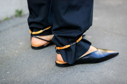 flat slippers, sharp end shoes, ankle bracelet, shoes detail, close up detail, black leather slippers, wooden strap shoes, fashion week, frenchystyle, FW, jonathan paciullo, street style, MFW, MILAN, AUTUMN WINTER 2020-2021, FALL WINTER 2020-2021, FW 20-21, horizontal, atmosphere details, detail
