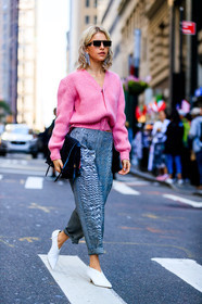 black bag, caro daur, earrings, fashion week, frenchystyle, full length, FW, grey pants, high heels, jonathan paciullo, leather bag, leather shoes, NEW YORK, NYFW, pink sweater, SPRING SUMMER 2018, SS 18, street style, trousers, vertical, white shoes