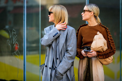 animal print, beige bag, beige pants, blazer, brown belt, brown sweater, green belt, grey coat, grey jacket, grey pants, grey suit, jeanette madsen, leather bag, leather belt, maison martin margiela, ruffles, snake print, sunglasses, thora valdimars, trousers, MILAN, MFW, fashion week, frenchystyle, FW, jonathan paciullo, street style, AUTUMN WINTER 2019-2020, AW 19-20, FALL WINTER 2019-2020, FW 19-20, atmosphere details, detail, horizontal