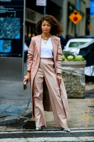 metalic frame sunglasses, golden frame glasses, light pink jacket, light pink pants, white t-shirt, acne studios t-shirt, chloe bag, beige leather bag, beige leather clutch, chain strap bag, golden chain strap bag, golden necklace, big chain necklace, charms necklace, long jacket, rolex watch, silvered watch, animal skin boots, beige leather boots, fashion week, frenchystyle, FW, jonathan paciullo, street style, AUTUMN WINTER 2020-2021, FALL WINTER 2020-2021, FW 20-21, vertical, full length, NYFW, NEW YORK