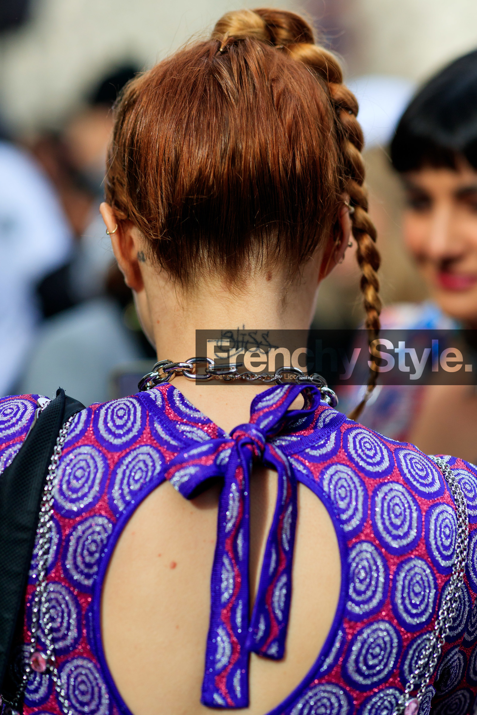 back details, purple top, openwork top, bare back top, geometrical printed top, lurex top, metalic top, silvered top, silvered necklace, big chain necklace, paco rabanne necklace, paco rabanne top, fashion week, frenchystyle, FW, jonathan paciullo, street style, PFW, PARIS, AUTUMN WINTER 2020-2021, FALL WINTER 2020-2021, FW 20-21, vertical, atmosphere details, detail