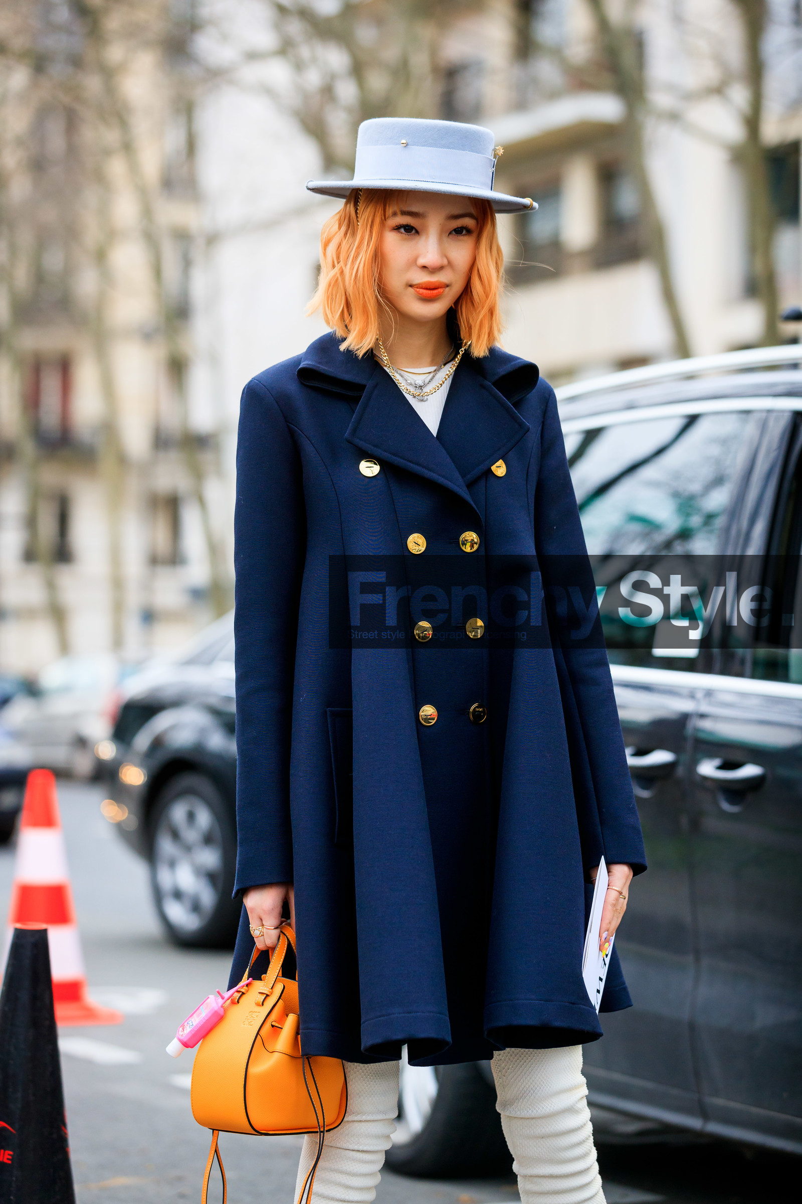 irene kim, orange leather bag, loewe bag, loewe dress, navy blue dress, navy blue coat, jacket dress, light blue hat, pearl detail hat, strassed hat, loewe look, fashion week, frenchystyle, FW, jonathan paciullo, street style, PFW, PARIS, AUTUMN WINTER 2020-2021, FALL WINTER 2020-2021, FW 20-21, vertical, atmosphere details, detail