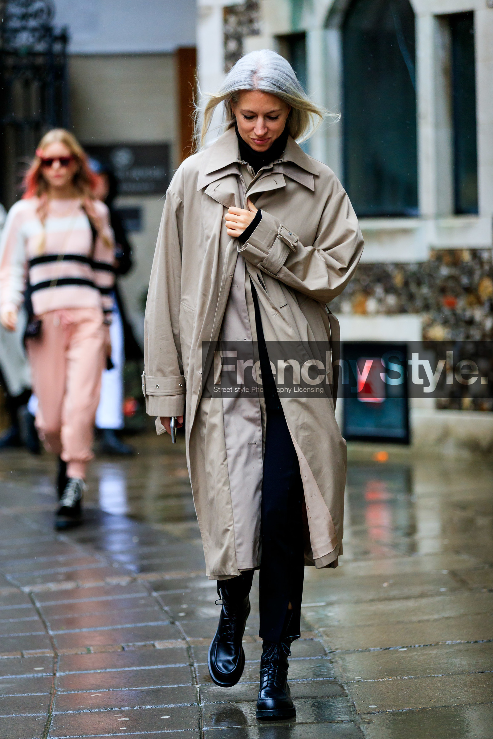 aliet sarah, sarah harris, beige trench coat, layered jacket, layered trenchcoat, black leather boots, laced boots, flat boots, fashion week, frenchystyle, FW, jonathan paciullo, street style, LFW, LONDON, AUTUMN WINTER 2020-2021, FALL WINTER 2020-2021, FW 20-21, vertical, full length