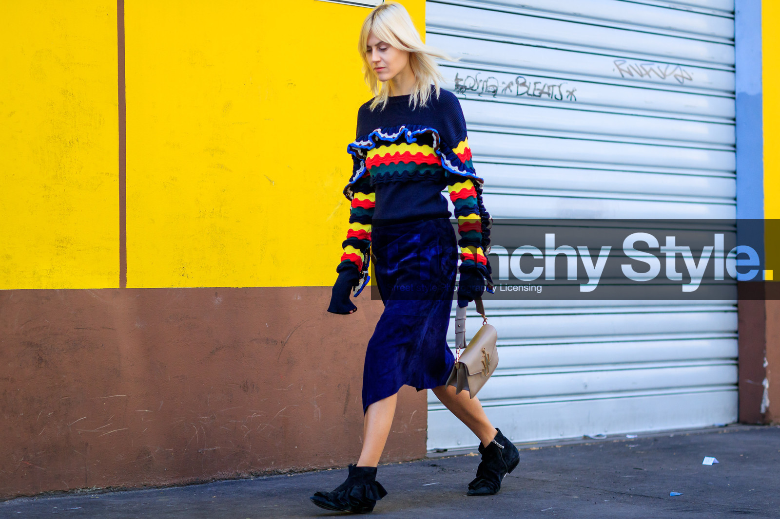 atmosphere details, AUTUMN WINTER 2017-2018, AW 17-18, black shoes, blue denim, blue skirt, blue sweater, FALL WINTER 2017-2018, fashion week, frenchystyle, full length, FW, FW 17-18, geometric, graphic sweater, horizontal, jonathan paciullo, jw anderson, leather bag, leather shoes, linda tol, MFW, MILAN, multicolor sweater, nude bag, street style, suede skirt