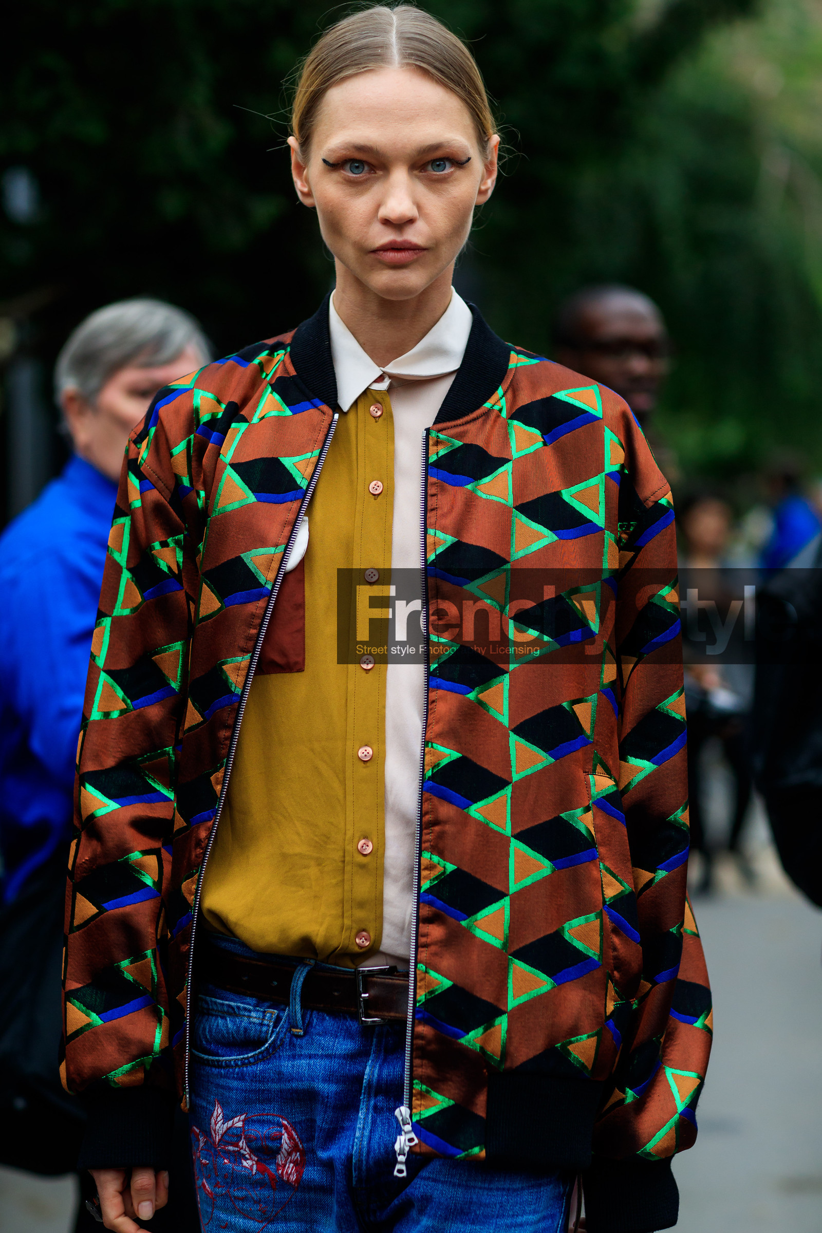 atmosphere details, blue denim, bomber jacket, brown jacket, denim pants, detail, eyeliner, fashion week, frenchystyle, FW, geometric, graphic jacket, graphic shirt, jeans, jonathan paciullo, PARIS, PFW, printed jacket, printed shirt, SPRING SUMMER 2018, SS 18, street style, trousers, vertical, yellow shirt, model