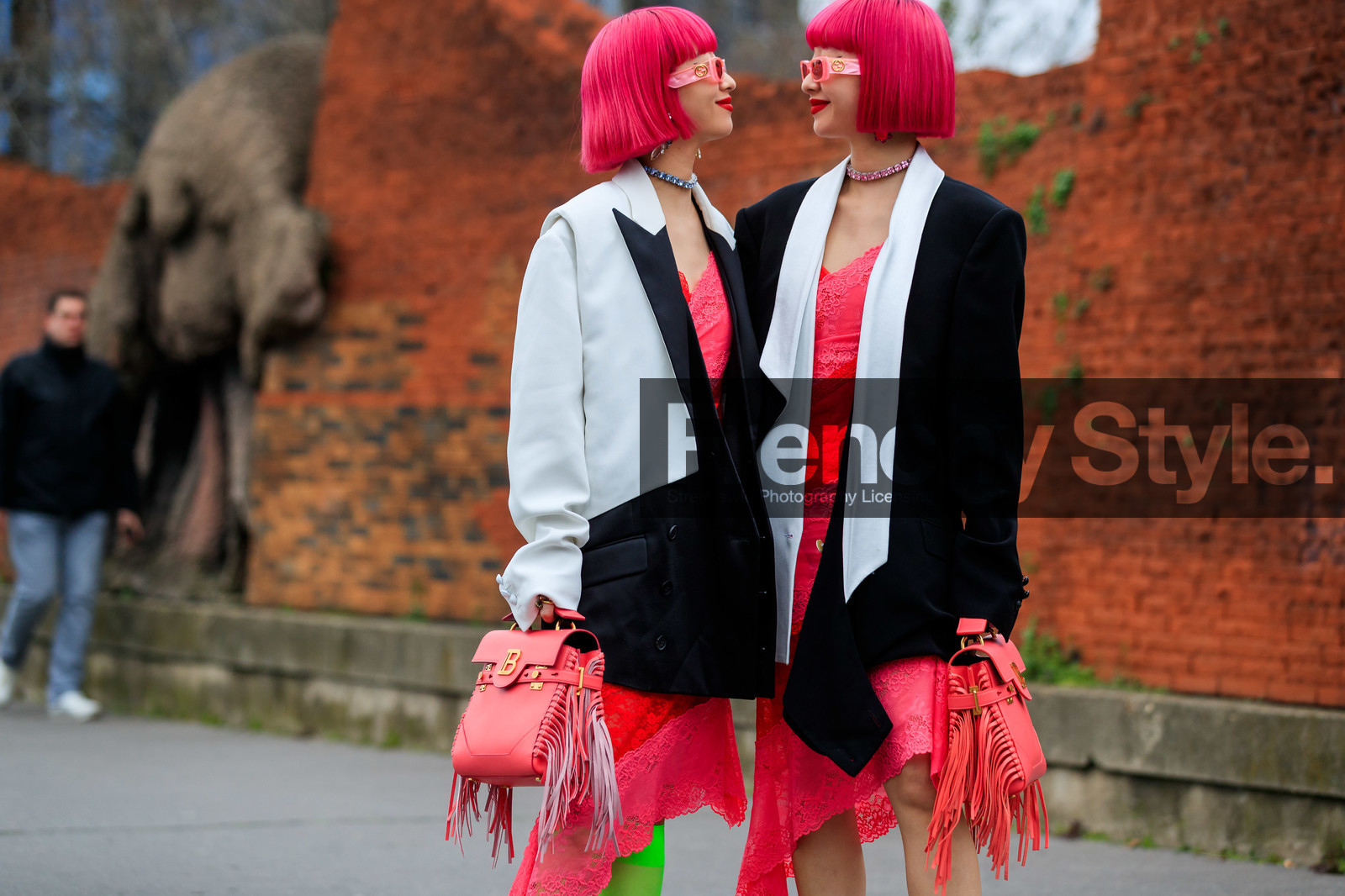Ami and Aya Suzuki, pink hair, pink sunglasses, pink necklace, dyed hair, gucci sunglasses, pink dress, pink leather bag, asymetrical dress, lace dress, underwear dress, white jacket, black jacket, bicolor jacket, balmain bag, mid long dress, fringe bag, fashion week, frenchystyle, FW, jonathan paciullo, street style, PFW, PARIS, AUTUMN WINTER 2020-2021, FALL WINTER 2020-2021, FW 20-21, horizontal, detail, atmosphere details