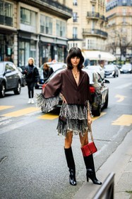 brown dress, ruffle dress, black boots, high boots, leather boots, red handbag, chained handbag, fashion week, frenchystyle, FW, jonathan paciullo, street style, AUTUMN WINTER 2022-2023, FALL WINTER 2022_2023, FW 22-23, PFW, PARIS, vertical, full length