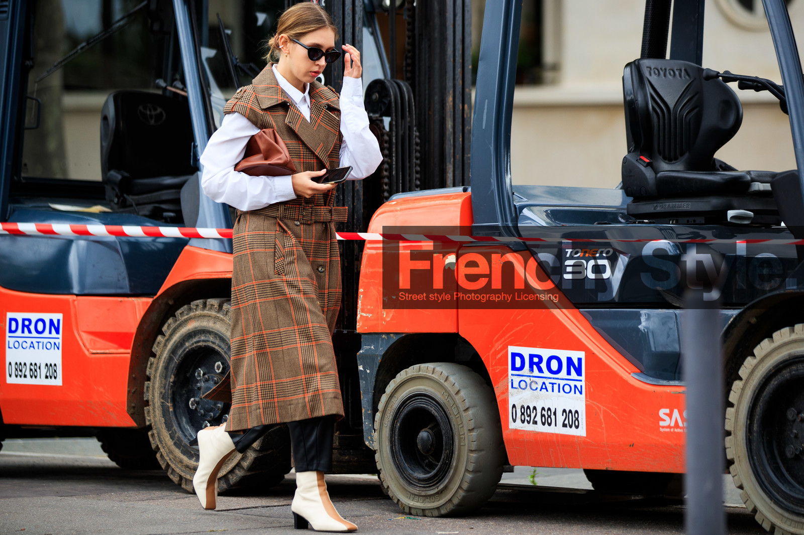 dagmara jarzynka, brown jacket, brown coat, orange jacket, orange coat, checked coat, checked jacket, plaid jacket, plaid coat, belted coat, belted jacket, light beige leather boots, camel leather clutch, camel leather boots, bicolor boots, striped boots, kitten heels boots, brown leather clutch, sleeveless coat, sleeveless jacket, white shirt, fashion week, frenchystyle, FW, jonathan paciullo, street style, PFW, PARIS, SPRING SUMMER 2021, SS 21, horizontal, atmosphere details, detail