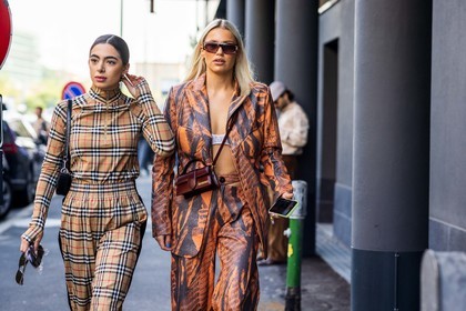 blazer, Caroline Ebo, jacquemus bag, leather bag, leather blazer, leather pants, orange blazer, orange pants, printed blazer, printed pants, red bag, detail, suit, sunglasses, bra, knitted bra, white bra, cut out, print, color, black bag, burberry look, check, checked pants, checked top, croc bag, fluid pants, leather bag, print, printed pants, printed top, sunglasses, zipped top, beige top, beige pants, stripes, fashion week, frenchystyle, FW, jonathan paciullo, street style, SPRING SUMMER 2022, SS 22, MFW, MILAN, atmosphere details, horizontal