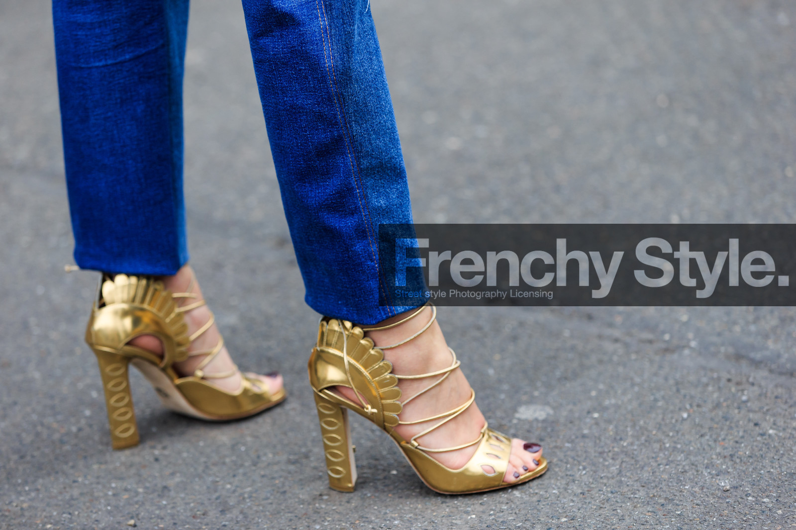 atmosphere details, AUTUMN WINTER 2016-2017, AW 16-17, blue denim, denim pants, detail, FALL WINTER 2016-2017, fashion week, frenchystyle, FW, FW 16-17, golden heel, golden shoes, high heels, horizontal, jeans, jonathan paciullo, lace up shoes, leather shoes, LFW, LONDON, MENSWEAR, street style, trousers
