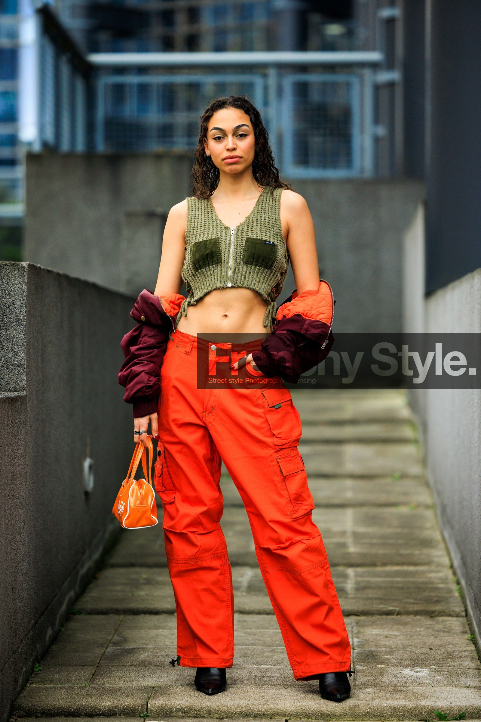 knitted top, green top, knitwear, street style, orange pants, cargo pants, orange bag, bomber jacker, burgundy jacket, jonathan paciullo, FW, frenchystyle, fashion week, AUTUMN WINTER 2022-2023, FALL WINTER 2022_2023, FW 22-23, PFW, PARIS, full length, vertical