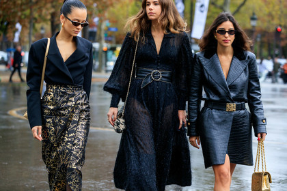 anna rosa vitiello, florrie thomas, bettina looney, chanel total look, black leather skirt, black jacket, black tights, black sunglasses, chanel bag, chanel shoes, chanel sunglasses, chanel skirt, golden skirt, golden bag, mid long skirt, hoop earrings, golden earrings, monogrammed skirt, black dress, long sleeves dress, low necked dress, black leather belt, black suede shoes, belted dress, big belt, mid long dress, embroidered dress, sequins dress, lurex dress, beige suede shoes, chanel belt, chanel dress, shoulder bag, chain strap bag, tweed bag, button dress, black leather jacket, animal skin jacket, jacket dress, belted jacket, black suede slippers, kitten heels slippers, quilted bag, chanel jacket, mini dress, PARIS, PFW, SPRING SUMMER 2020, SS 20, fashion week, frenchystyle, FW, jonathan paciullo, street style, horizontal, atmosphere details, detail