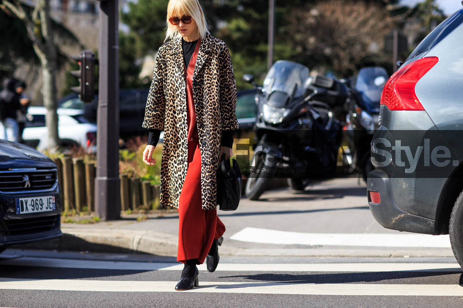 animal print, atmosphere details, AUTUMN WINTER 2016-2017, AW 16-17, black bag, black shoes, céline, detail, FALL WINTER 2016-2017, fashion week, frenchystyle, FW, FW 16-17, horizontal, jonathan paciullo, leather bag, leather shoes, leather top, leopard coat, leopard print, linda tol, loewe, long skirt, PARIS, PFW, red skirt, red top, street style, sunglasses