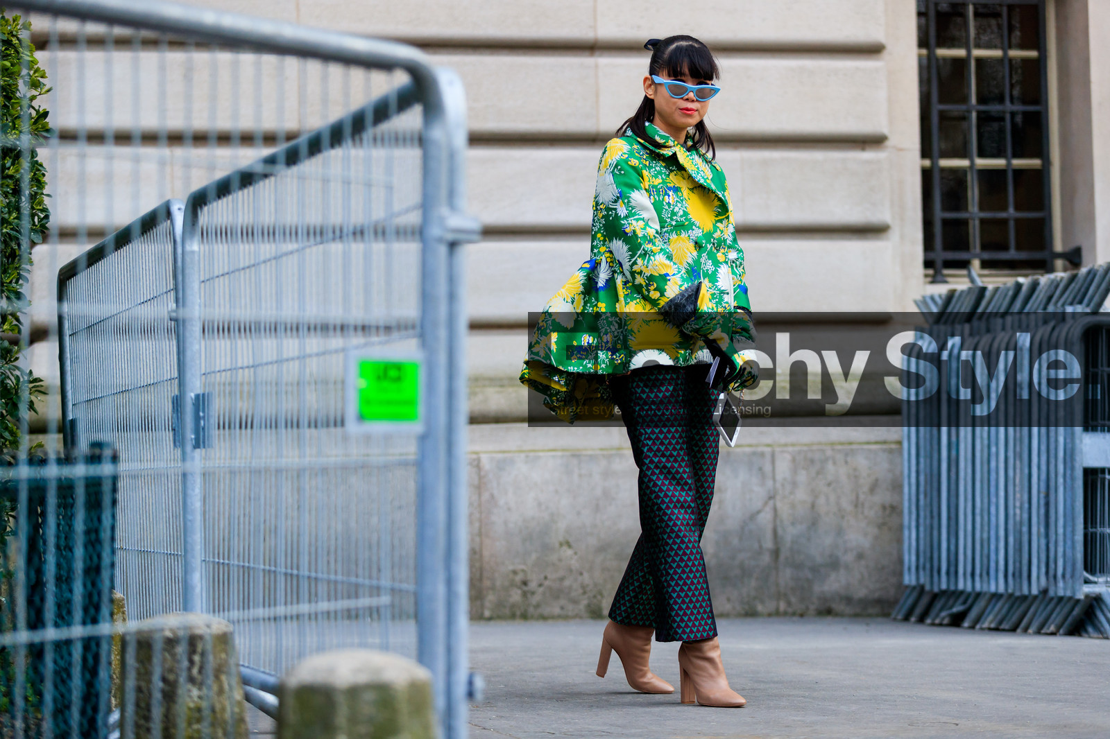 beige boots, floral, graphic jacket, graphic pants, green gloves, green jacket, high heels, leather shoes, multicolor jacket, printed jacket, printed pants, sunglasses, trousers, street style, jonathan paciullo, FW, frenchystyle, fashion week, PFW, PARIS, AUTUMN WINTER 2018-2019, FALL WINTER 2018-2019, FW 18-19, horizontal, atmosphere details, full length, leaf greener