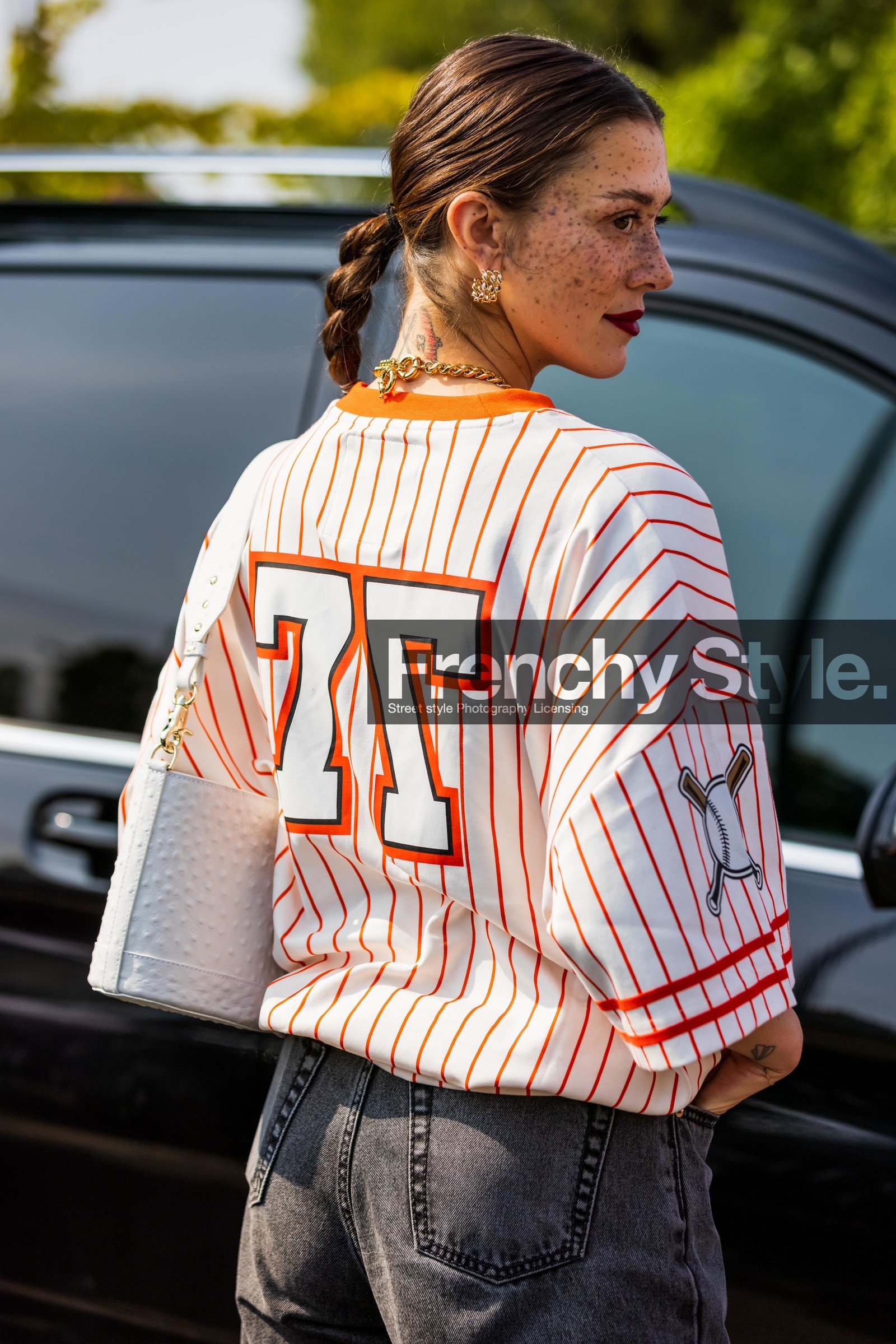 back, back detail, bag, boss t-shirt, bread, denim, earrings, gold earrings, hair style, jeans, leather bag, Maeva Marshall, red stripes, stripes, striped t-shirt, striped top, t-shirt, white bag, fashion week, frenchystyle, FW, jonathan paciullo, street style, MFW, MILAN, SPRING SUMMER 2022, SS 22, vertical, atmosphere details, detail