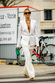 white suit, loewe bag, green bag, mini bag, black sunglasses, loewe glasses, black necklace, caro daur, street style, jonathan paciullo, FW, frenchystyle, fashion week, AUTUMN WINTER 2022-2023, FALL WINTER 2022_2023, FW 22-23, PFW, PARIS, full length, vertical
