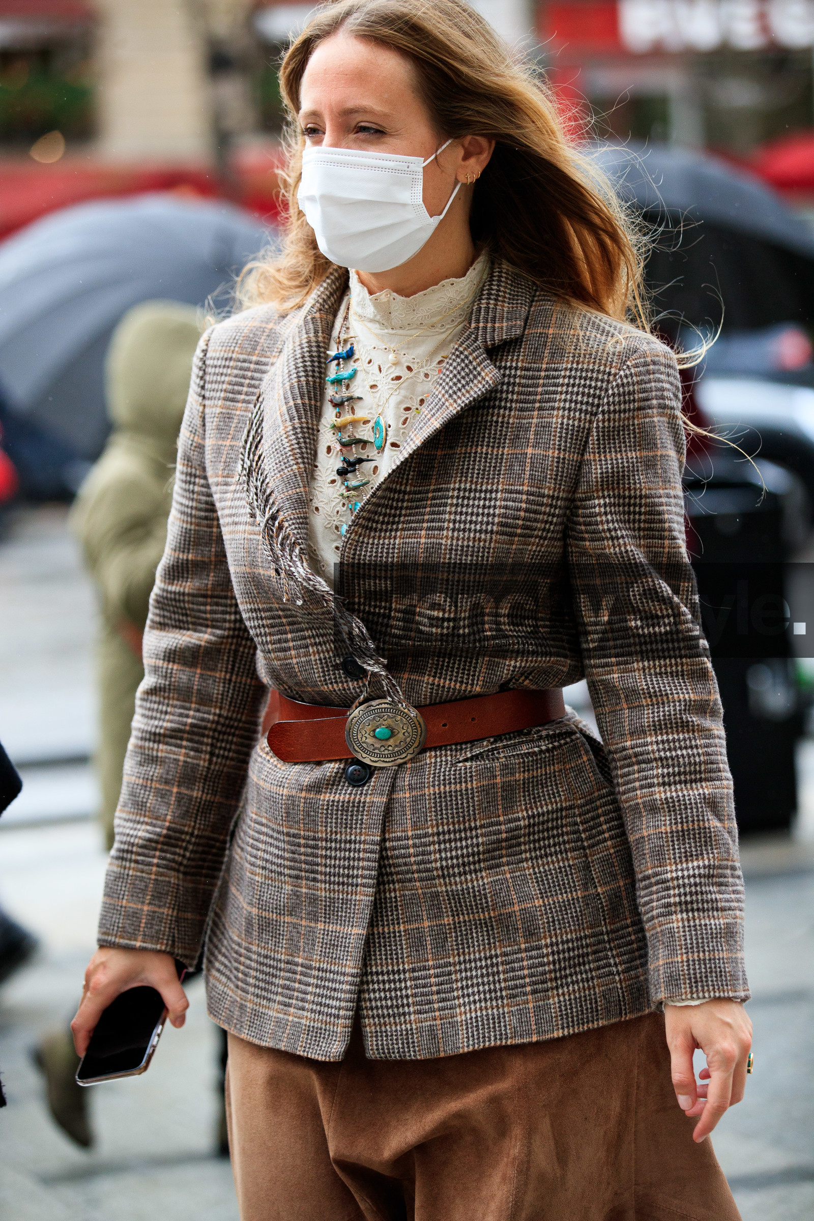 jennifer neyt, beige jacket, fringe jacket, brown leather belt, belted jacket, white blouse, lace blouse, high collar blouse, pearl necklace, stone necklace, blue stone necklace, green stone necklace, shell necklace, multi necklace, long necklace, PARIS, PFW, fashion week, frenchystyle, FW, jonathan paciullo, street style, SPRING SUMMER 2021, SS 21, vertical, atmosphere details, detail