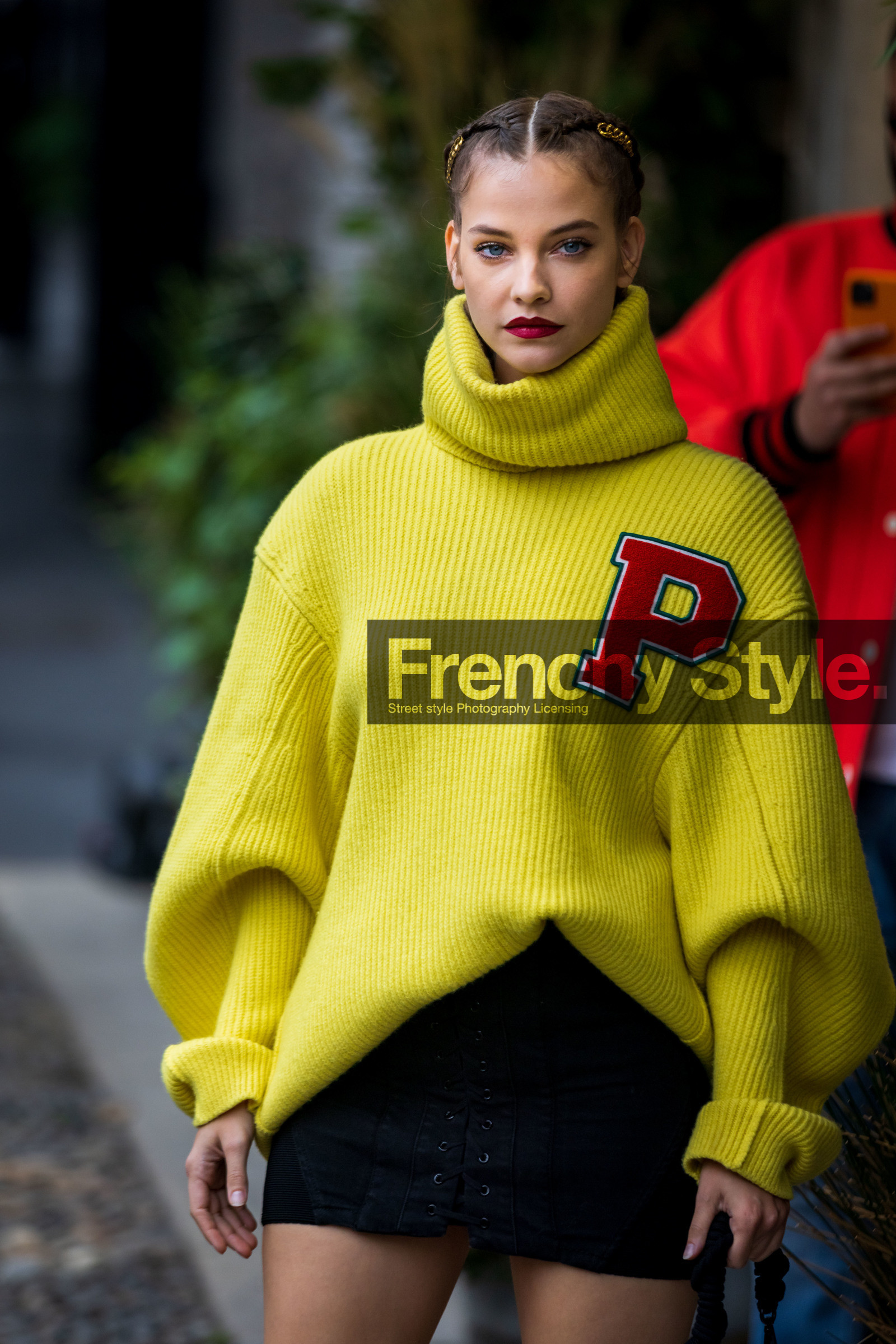 badge, bag, Barbara Palvin, black skirt, bread hairstyle, color, denim skirt, hairstyle, knit, knitwear, lace up skirt, mini skirt, oversize knit, oversize turtleneck, red lips, ribbed knit, ribbed turtleneck, skirt, white bag, yellow knit, yellow turtleneck, fashion week, frenchystyle, FW, jonathan paciullo, street style, SPRING SUMMER 2022, SS 22, MFW, MILAN, vertical, atmosphere details