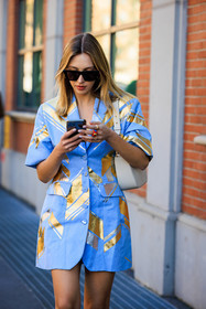 buttoned dress, blazer mini dress, golden print dress, black sunglasses, iphone, rings, white handbag, fashion week, frenchystyle, FW, jonathan paciullo, street style, MFW, MILAN, FALL WINTER 2022_2023, AUTUMN WINTER 2022-2023, FW 22-23, vertical, atmosphere details