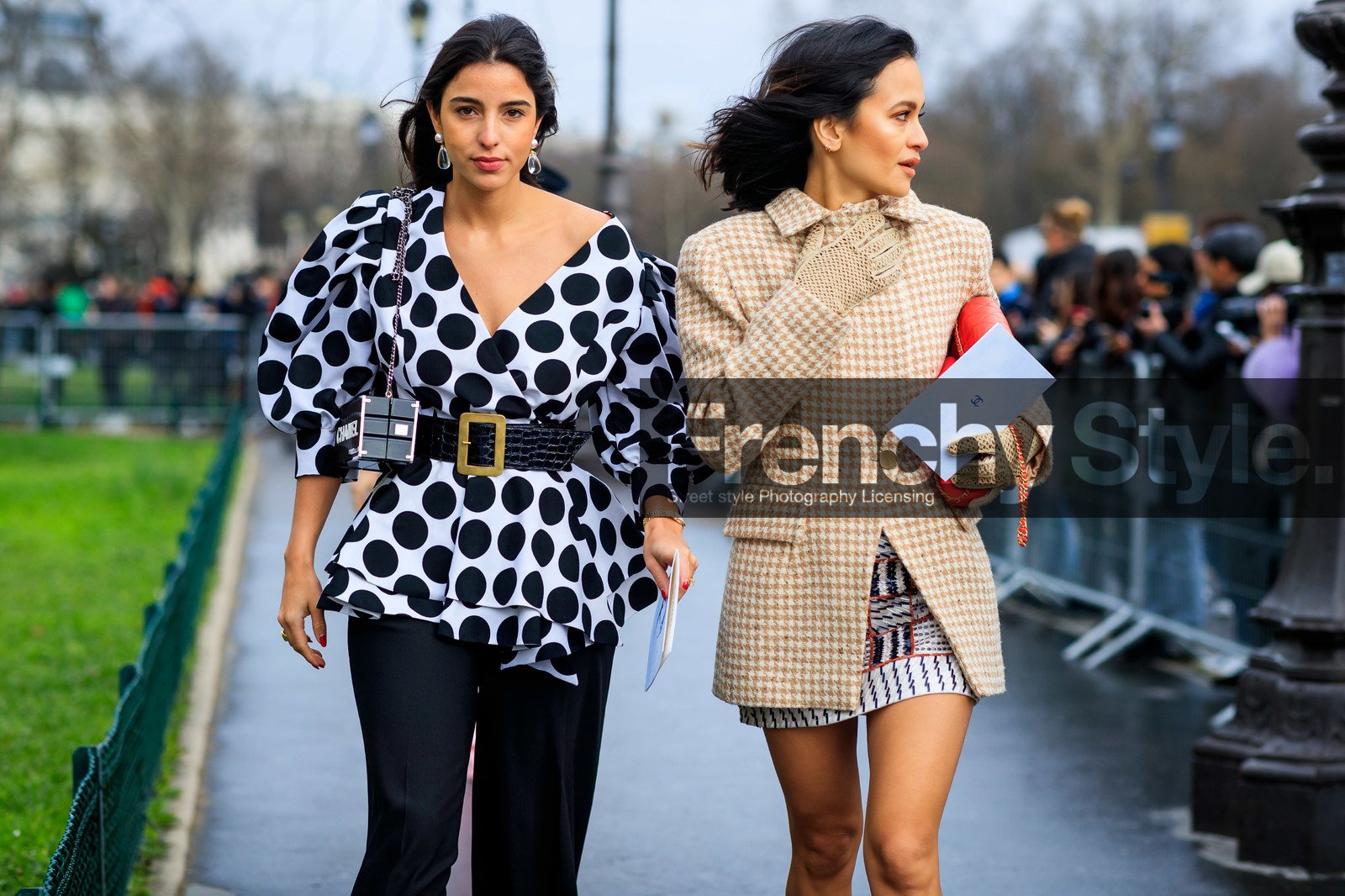 beige gloves, beige jacket, black and white, black bag, black belt, black pants, blazer, chanel, checked, earrings, graphic bag, graphic jacket, graphic shirt, graphic skirt, houndstooth pattern, leather bag, plaid, polka dot, printed bag, printed jacket, printed shirt, printed skirt, red bag, trousers, tweed jacket, PARIS, PFW, street style, jonathan paciullo, FW, frenchystyle, fashion week, AUTUMN WINTER 2019-2020, AW 19-20, FALL WINTER 2019-2020, FW 19-20, horizontal, atmosphere details, detail