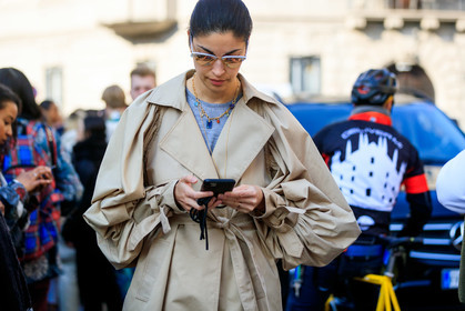 caroline issa, rayban sunglasses, mirror sunglasses, beige sunglasses, metalic frame sunglasses, beige trench coat, belted trench coat, balloon sleeves, golden necklace, big chain necklace, stone necklace, long necklace, grey top, fashion week, frenchystyle, FW, jonathan paciullo, street style, MFW, MILAN, AUTUMN WINTER 2020-2021, FALL WINTER 2020-2021, FW 20-21, horizontal, atmosphere details, detail