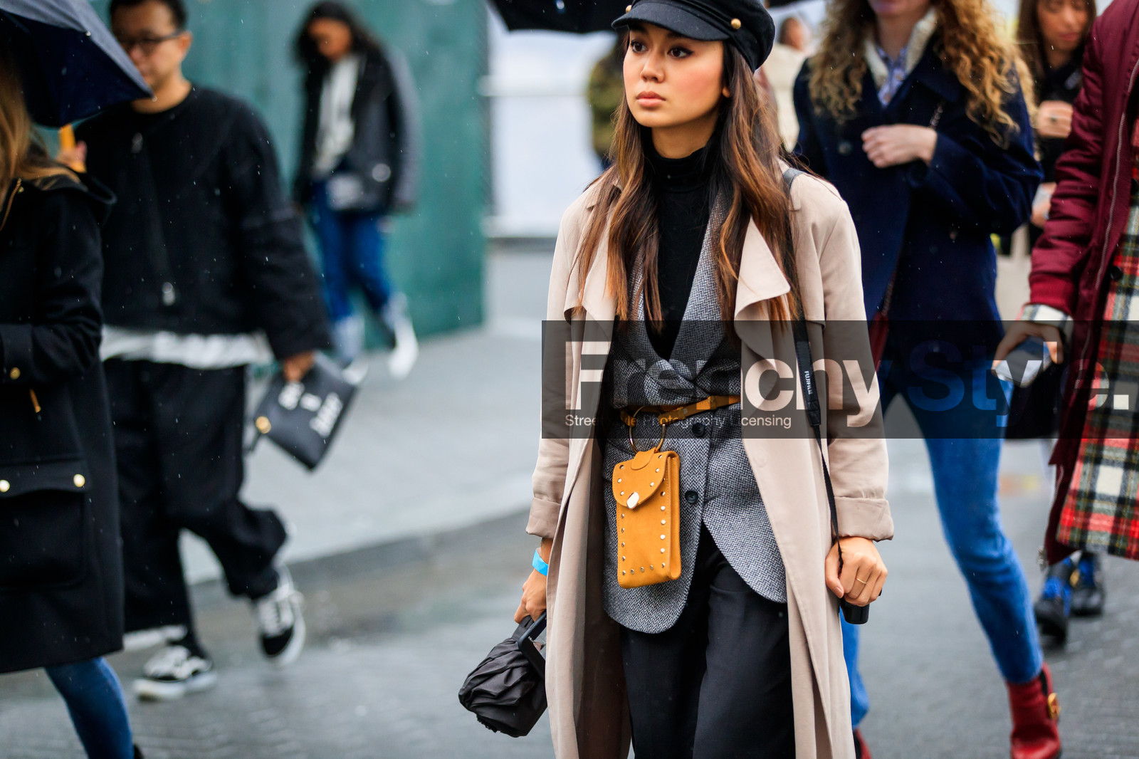 beige coat, black hat, black pants, black turtleneck, blazer, fanny pack, grey jacket, leather bag, suede bag, yellow bag, street style, jonathan paciullo, FW, frenchystyle, fashion week, NYFW, NEW YORK, AUTUMN WINTER 2018-2019, AW 18-19, FALL WINTER 2018-2019, FW 18-19, atmosphere details, horizontal, detail