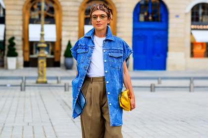 denim, denim jacket, oversize jacket, overshirt jacket, sleeveless jacket, blue jacket, white t-shirt, beige pants, carrot pants, loose pants, aviator glasses, golden clutch, margiela bag, scarf, hair scarf, brown scarf, beige scarf, printed scarf, chain strap sunglasses, golden strap sunglasses, fashion week, frenchystyle, FW, jonathan paciullo, street style, PFW, PARIS, SPRING SUMMER 2022, SS 22, horizontal, atmosphere details, detail