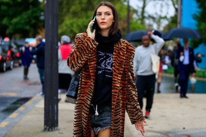 model, orange coat, striped coat, animal print coat, fur coat, long coat, black hoodie, black sweatshirt, black denim shorts, used shirt, mini shorts, black leather bag, quilted bag, chanel bag, PARIS, PFW, SPRING SUMMER 2020, SS 20, fashion week, frenchystyle, FW, jonathan paciullo, street style, horizontal, atmosphere details, detail
