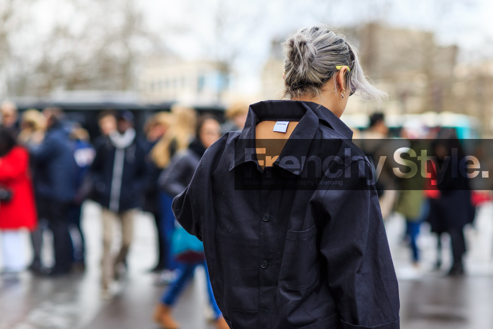 atmosphere details, AUTUMN WINTER 2016-2017, AW 16-17, back detail, backwards, black shirt, blue denim, denim pants, detail, emerald, FALL WINTER 2016-2017, fashion week, frenchystyle, FW, FW 16-17, green bag, horizontal, jeans, jonathan paciullo, leather bag, PARIS, PFW, street style, trousers, vêtements