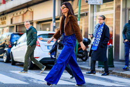 atmosphere details, AUTUMN WINTER 2017-2018, AW 17-18, blue denim, brown fur, brown jacket, denim pants, FALL WINTER 2017-2018, fashion week, frenchystyle, full length, fur jacket, FW, FW 17-18, giovanna battaglia, high waist jeans, horizontal, jeans, jonathan paciullo, MFW, MILAN, street style, sunglasses, trousers, wide pants