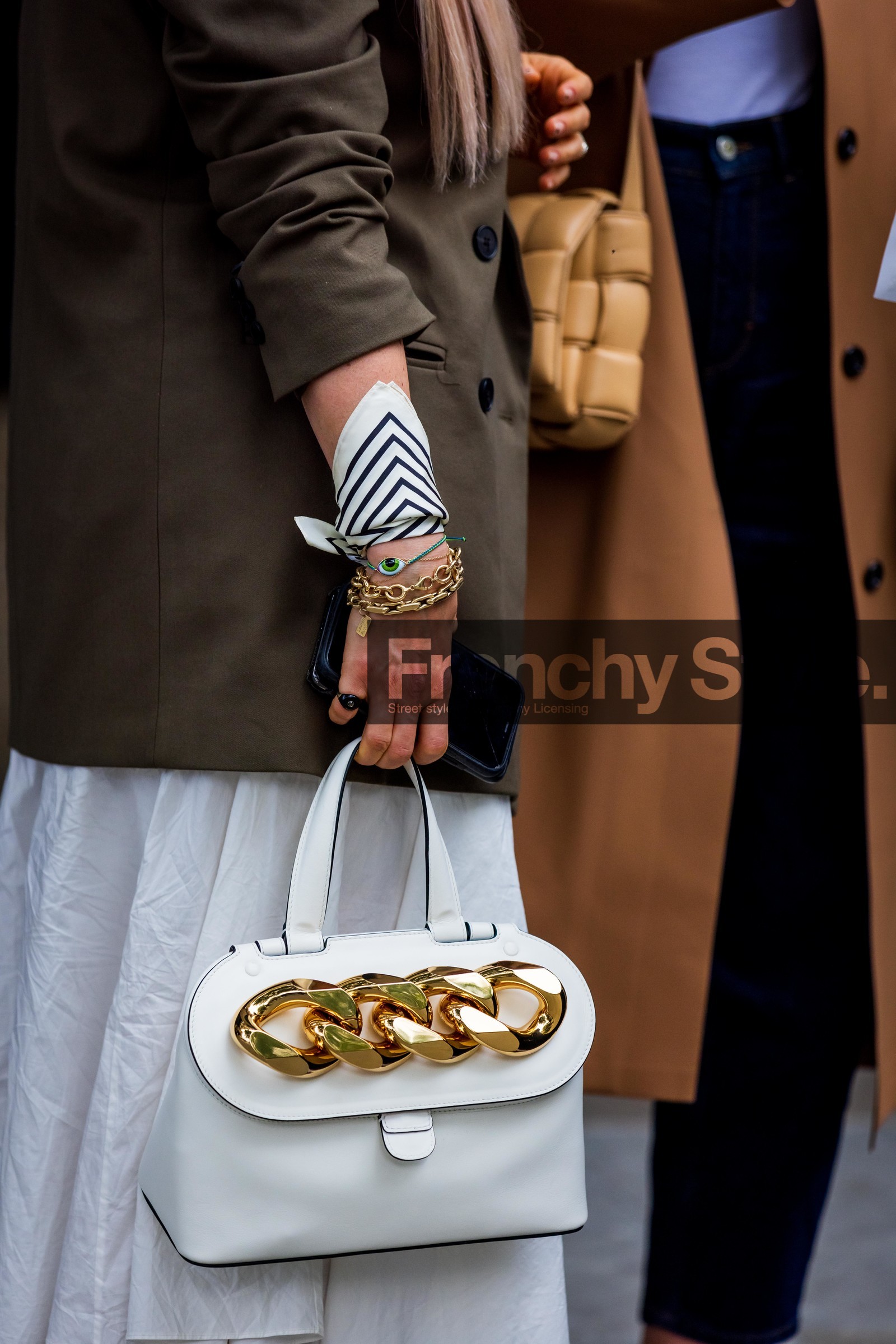 handbag, white, chain, details, bracelet, blazer, fashion week, frenchystyle, FW, jonathan paciullo, street style, SS 22, SPRING SUMMER 2022, LFW, LONDON, vertical, atmosphere details, detail