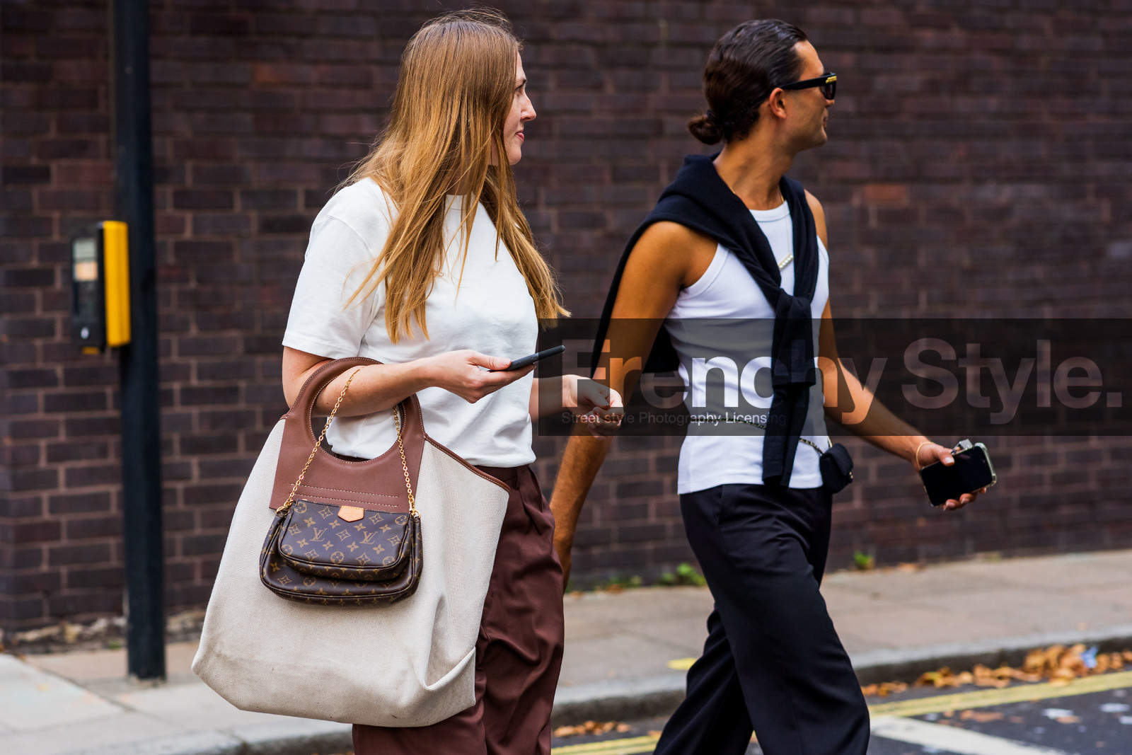louis vuitton, mini bag, handbag, cabas bag, beige, monogram, brown, black, white, tshirt, tank top, trousers, jumper, sunglasses, fashion week, frenchystyle, FW, jonathan paciullo, street style, SPRING SUMMER 2022, SS 22, LFW, LONDON, horizontal, atmosphere details, detail