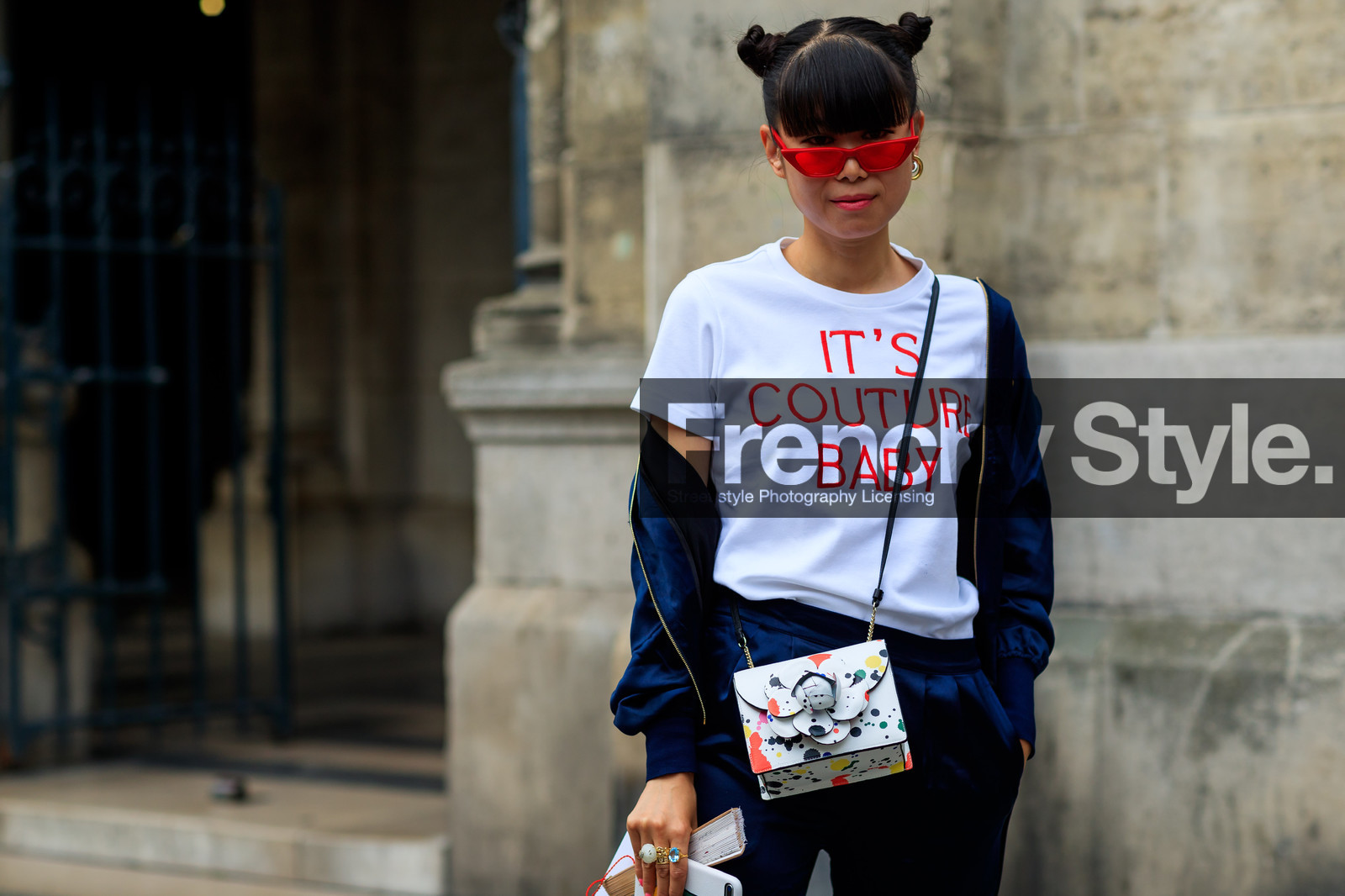 blue jacket, blue pants, graphic bag, leather bag, message, off the shoulder, paint, printed bag, printed t shirt, stains, sunglasses, white bag, white t shirt, PFW, fashion week, frenchystyle, FW, jonathan paciullo, street style, PARIS, horizontal, atmosphere details, detail, AUTUMN WINTER 2018-2019, FALL WINTER 2018-2019, FW 18-19, leaf greener