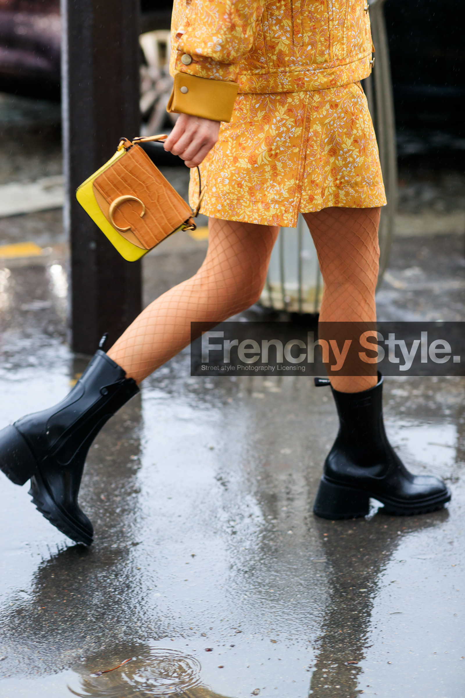 orange jacket, orange skirt, floral printed jacket, floral printed skirt, mini skirt, camel jacket, camel leather bag, camel skirt, yellow leather bag, bicolor bag, animal skin bag, hand bag, chloe bag, black leather boots, low boots, kitten heels boots, fishnet tights, sheer tights, close up detail, legs detail, bag detail, fashion week, frenchystyle, FW, jonathan paciullo, street style, PFW, PARIS, AUTUMN WINTER 2020-2021, FALL WINTER 2020-2021, FW 20-21, vertical, atmosphere details, detail