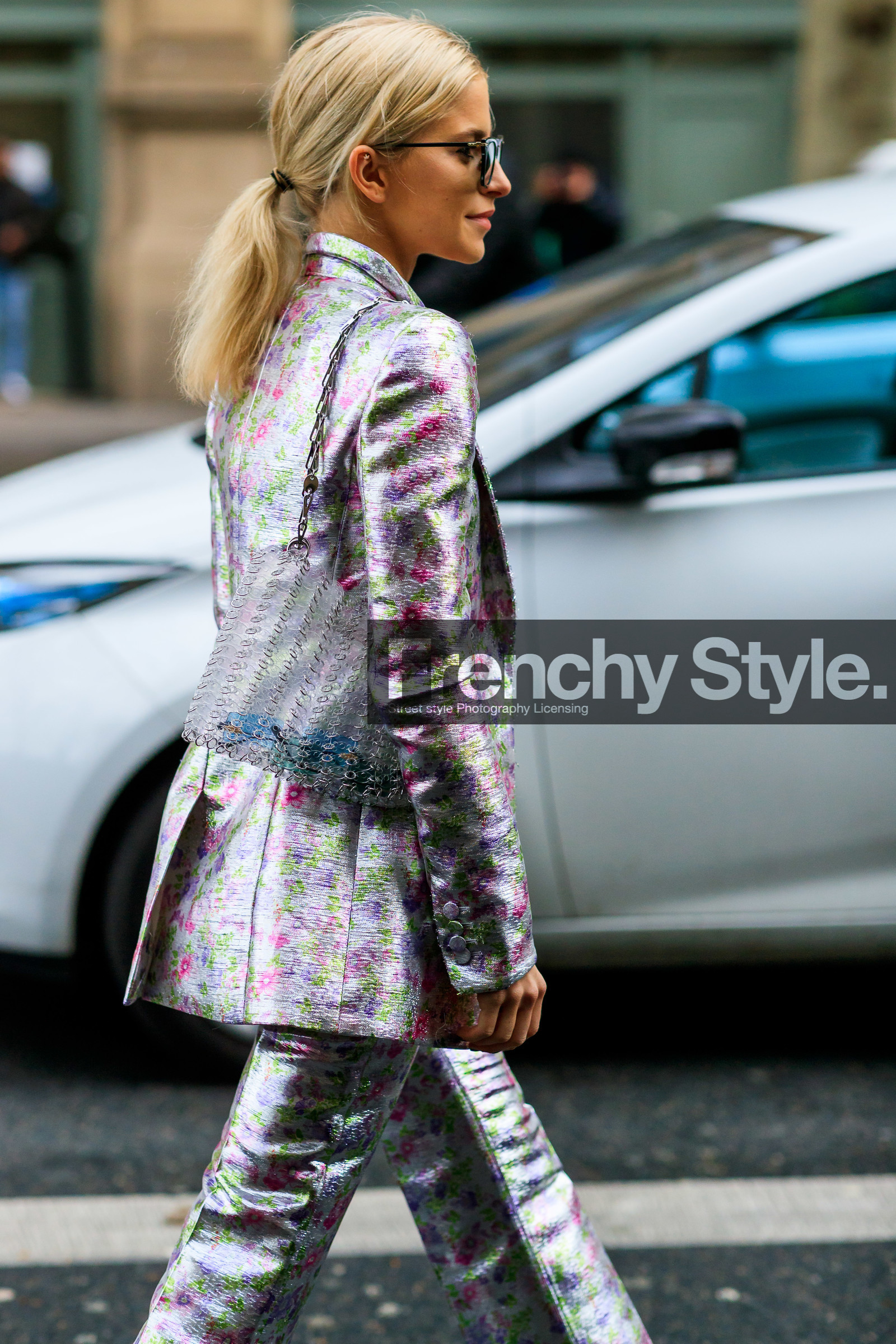 caro daur, silvered jacket, silvered pants, floral printed jacket, floral printed pants, paco rabanne jacket, paco rabanne look, paco rabanne pants, paco rabanne bag, back details, plastic bag, sheer bag, silvered chain strap bag, hand bag, fashion week, frenchystyle, FW, jonathan paciullo, street style, PFW, PARIS, AUTUMN WINTER 2020-2021, FALL WINTER 2020-2021, FW 20-21, vertical, atmosphere details, detail