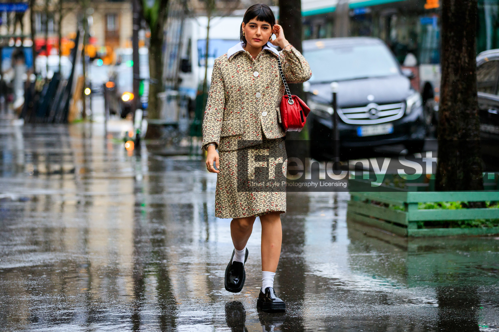 maria bernad, light beige jacket, light beige skirt, tweed jacket, tweed skirt, red leather bag, silvered chain strap bag, shoulder bag, golden earrings, round shape earrings, light yellow jacket, light yellow skirt, white socks, black polish loafers, fashion week, frenchystyle, FW, jonathan paciullo, street style, PFW, PARIS, horizontal, atmosphere details, full length