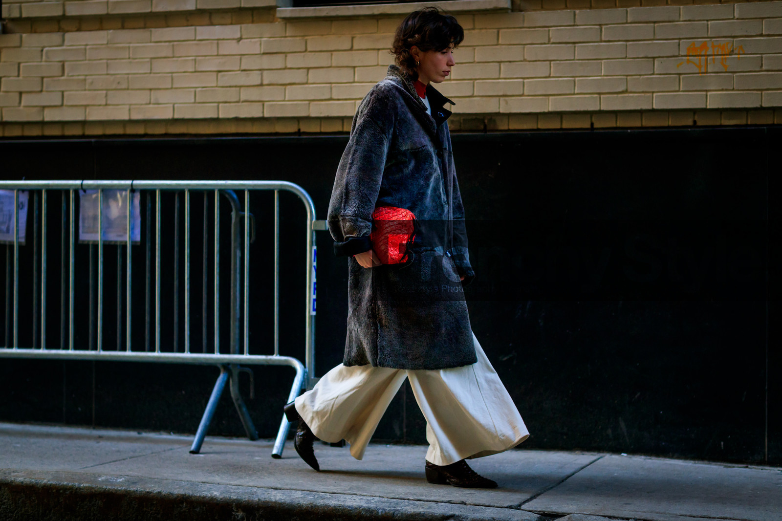 black shoes, Fur coat, grey coat, grey fur, leather bag, leather shoes, red bag, trousers, white pants, wide pants, street style, jonathan paciullo, FW, frenchystyle, fashion week, NYFW, NEW YORK, AUTUMN WINTER 2018-2019, AW 18-19, FALL WINTER 2018-2019, FW 18-19, atmosphere details, horizontal, full length