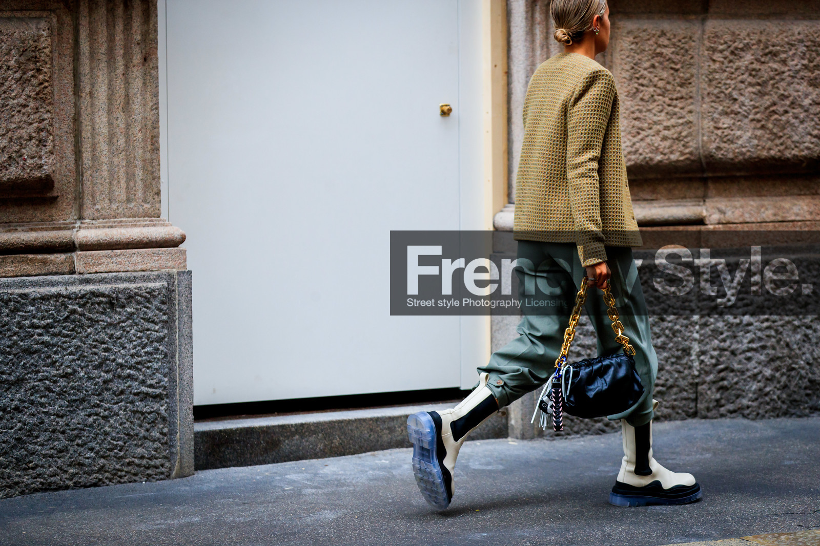 beige jacket, checked jacket, kaki pants, black leather bag, big chain strap bag, golden chain strap bag, white leather boots, chelsea boots, big sole boots, flat boots, bottega veneta bag, bottega veneta shoes, low boots, street style, jonathan paciullo, FW, frenchystyle, fashion week, MFW, MILAN, SPRING SUMMER 2021, SS 21, horizontal, atmosphere details, detail