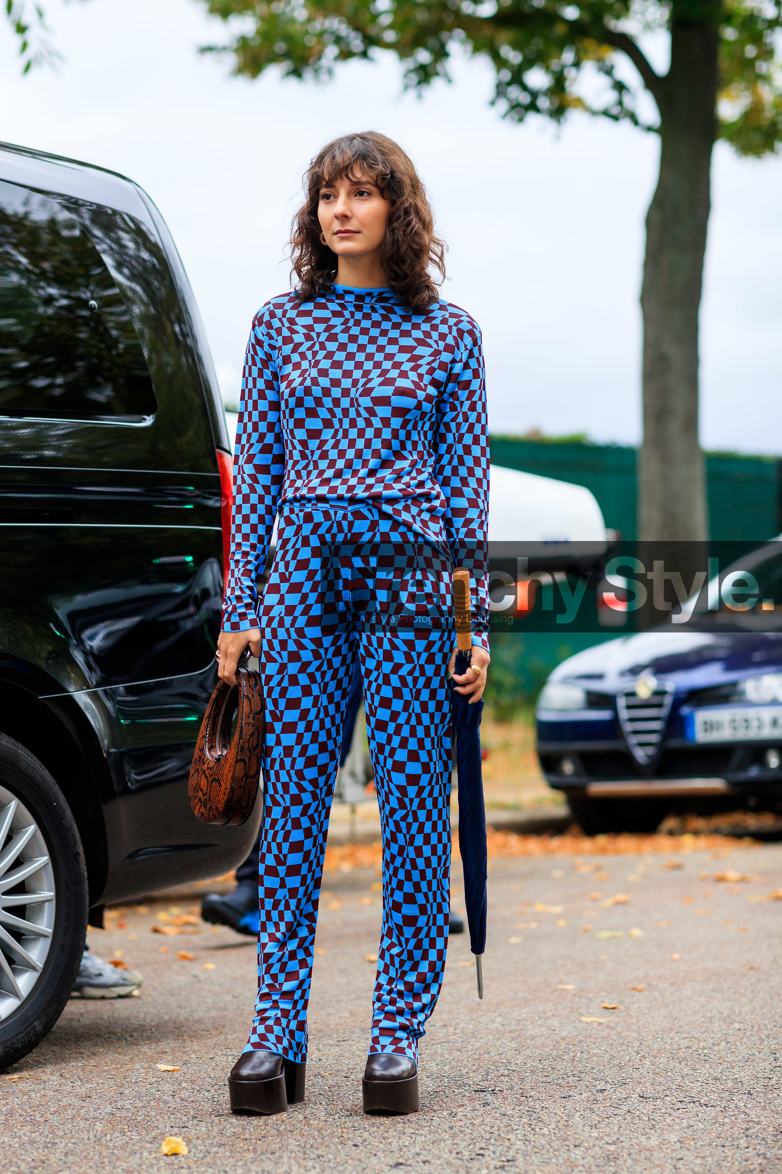 alyssa coscarelli, knitwear, knit pants, blue pullover, blue pants, burgundy pants, burgundy pullover, checked pants, checked pullover, coperni bag, round shape bag, brown leather bag, animal skin bag, platform shoes, fashion week, frenchystyle, FW, jonathan paciullo, street style, SPRING SUMMER 2020, SS 20, PFW, PARIS, vertical, full length