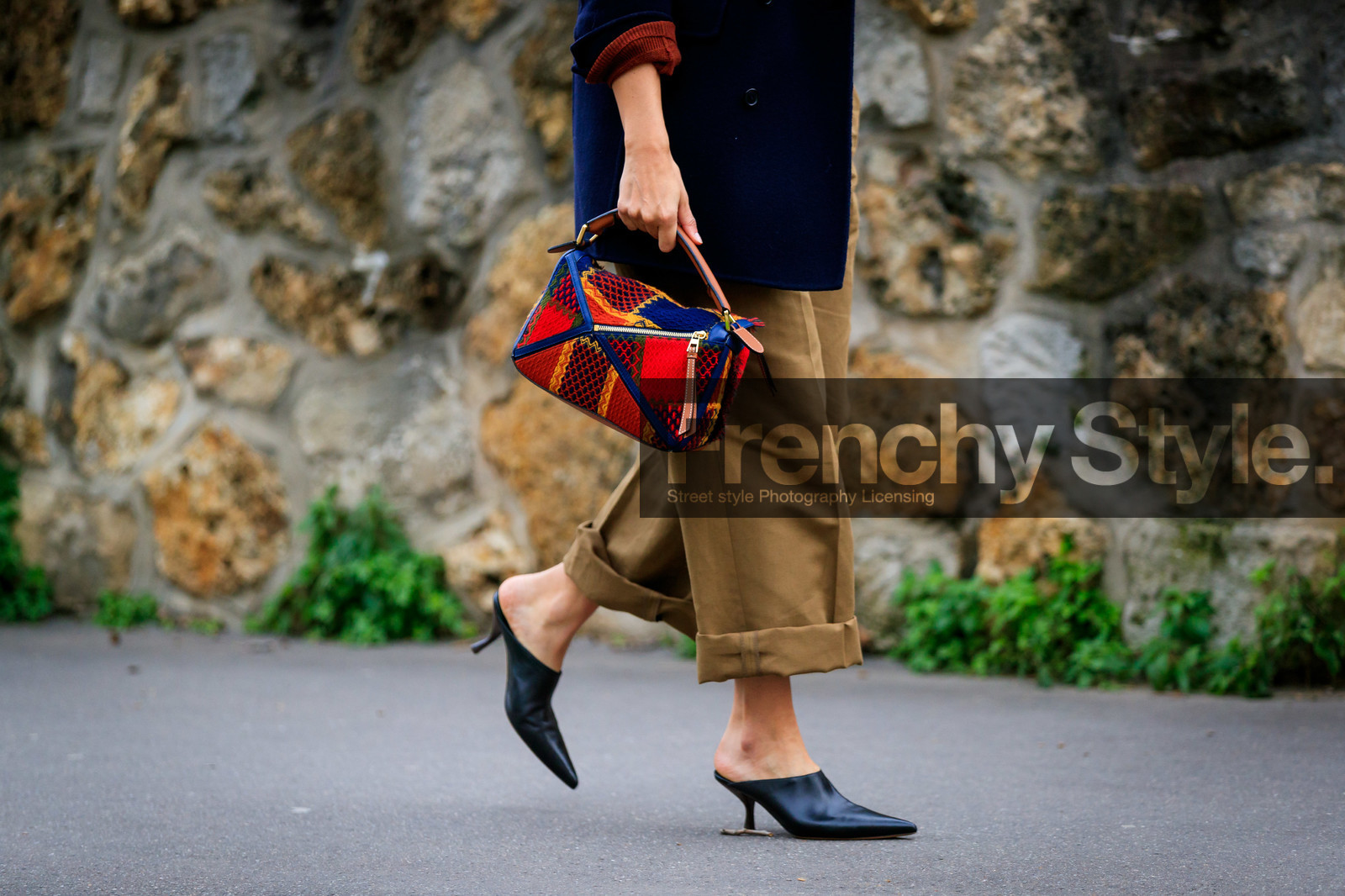 jukia, julia haghjoo, sharp end shoes, black leather slippers, beige pants, cropped pants, kitten heels slippers, loewe bag, checked bag, hand bag, red bag, navy blue leather bag, camel leather bag, multicolor bag, bag detail, legs detail, shoes detail, close up detail, loose pants, fashion week, frenchystyle, FW, jonathan paciullo, street style, PFW, PARIS, AUTUMN WINTER 2020-2021, FALL WINTER 2020-2021, FW 20-21, horizontal, detail, atmosphere details