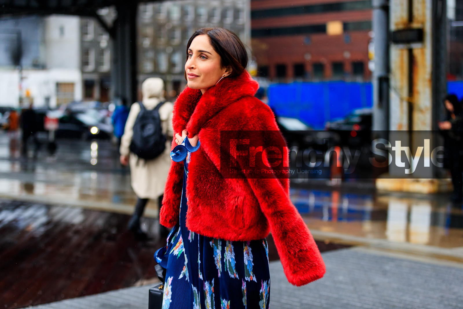 blue dress, fur jacket, over the shoulder, printed dress, red fur, red jacket, street style, jonathan paciullo, FW, frenchystyle, fashion week, NYFW, NEW YORK, AUTUMN WINTER 2018-2019, AW 18-19, FALL WINTER 2018-2019, FW 18-19, atmosphere details, horizontal, detail, erin adamson