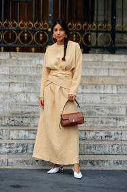 bettina looney, light beige dress, camel leather bag, wandler bag, hand bag, brown leather bag, drape dress, long dress, long sleeves dress, white leather shoes, geometrical heel, pearl heels, kitten heels shoes, belted dress, golden earrings, big earrings, plaited hair, PARIS, PFW, SPRING SUMMER 2020, SS 20, fashion week, frenchystyle, FW, jonathan paciullo, street style, vertical, full length