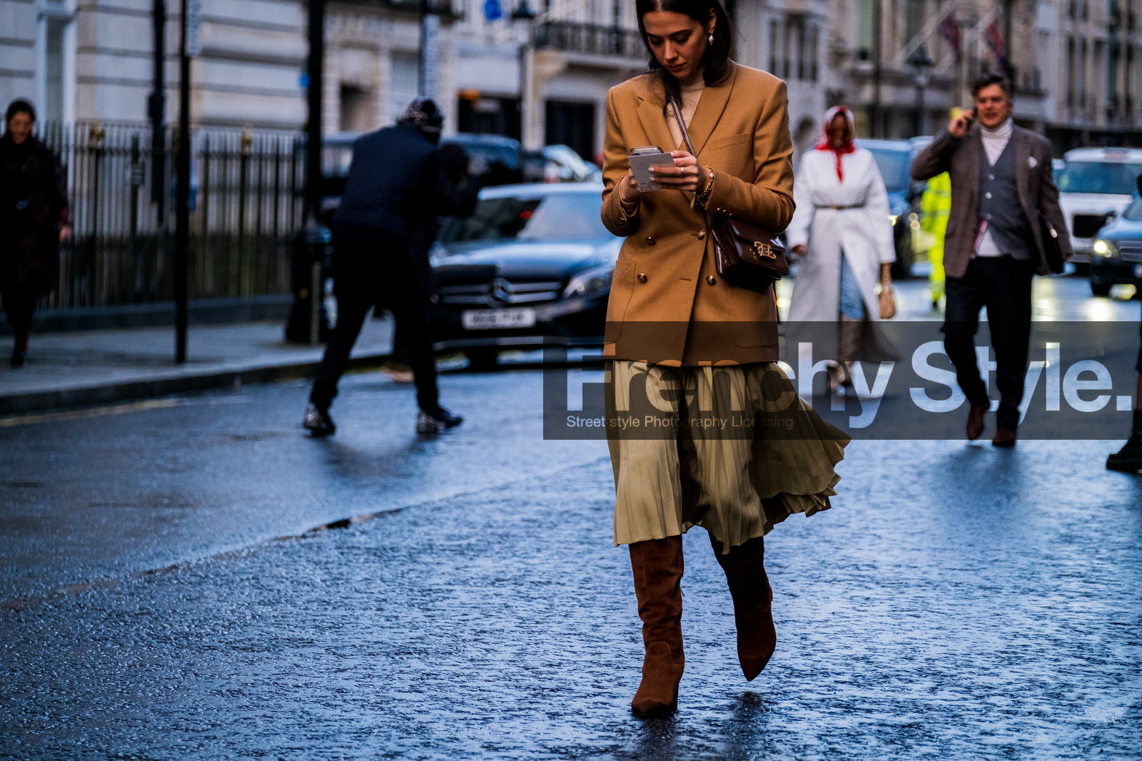 beige jacket, light beige skirt, long skirt, pleated skirt, crossbody bag, brown leather bag, fendi bag, fendi jacket, brown suede boots, high boots, polish bag, turtleneck pullover, fashion week, frenchystyle, FW, jonathan paciullo, street style, LFW, LONDON, AUTUMN WINTER 2020-2021, FALL WINTER 2020-2021, FW 20-21, horizontal, atmosphere details, detail