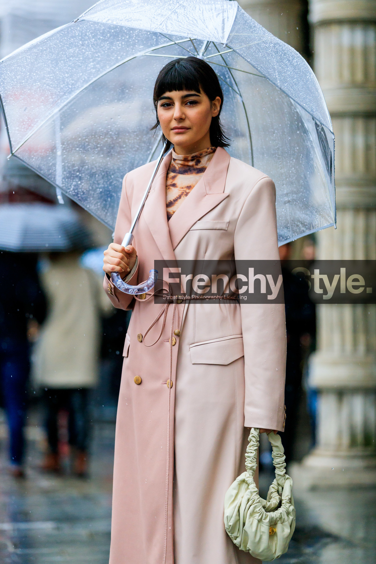 maria bernad, pink leather jacket, pink leather coat, light pink leather jacket, light pink leather coat, belted jacket, belted coat, long jacket, bicolor coat, bicolor jacket, orange top, camel top, tie and dye top, turtleneck top, light yellow leather bag, hand bag, ruffle bag, drape bag, sheer umbrella, lanvin umbrella, fashion week, frenchystyle, FW, jonathan paciullo, street style, PFW, PARIS, vertical, atmosphere details, detail