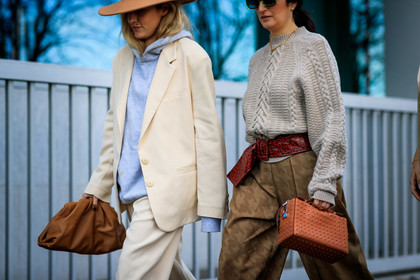 valentina siragusa, eleonora carisi, white pants, light grey hoodie, beige hat, camel leather clutch, bottega veneta bag, light grey pullover, camel hat, red leather belt, animal printed belt, leopard printed belt, camel leather bag, studs details bag, kaki pants, carrot pants, loose pants, belted pants, houndstooth printed pants, silk pants, satin pants, green sunglasses, square shape glasses, fashion week, frenchystyle, FW, jonathan paciullo, street style, MFW, MILAN, AUTUMN WINTER 2020-2021, FALL WINTER 2020-2021, FW 20-21, horizontal, atmosphere details, detail