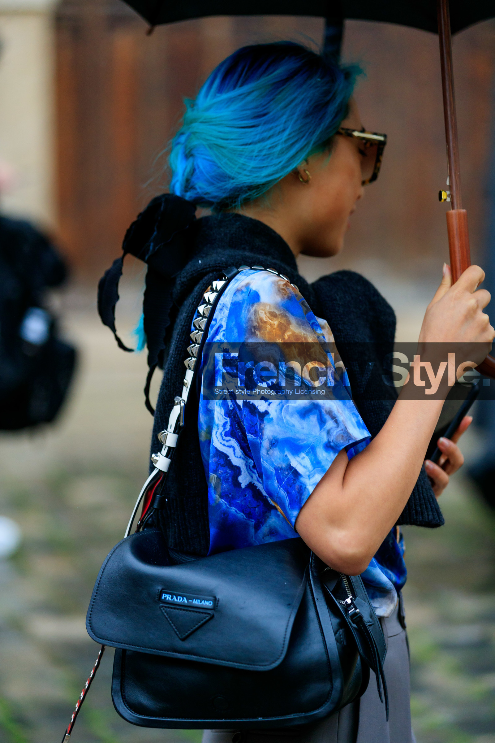 kicki yang zhang, margaret zhang, blue hair, dyed hair, back details, bag detail, prada bag, blue shirt, printed shirt, short sleeves shirt, shoulder bag, black leather bag, studs strap bag, fashion week, frenchystyle, FW, jonathan paciullo, street style, PFW, PARIS, vertical, atmosphere details, detail