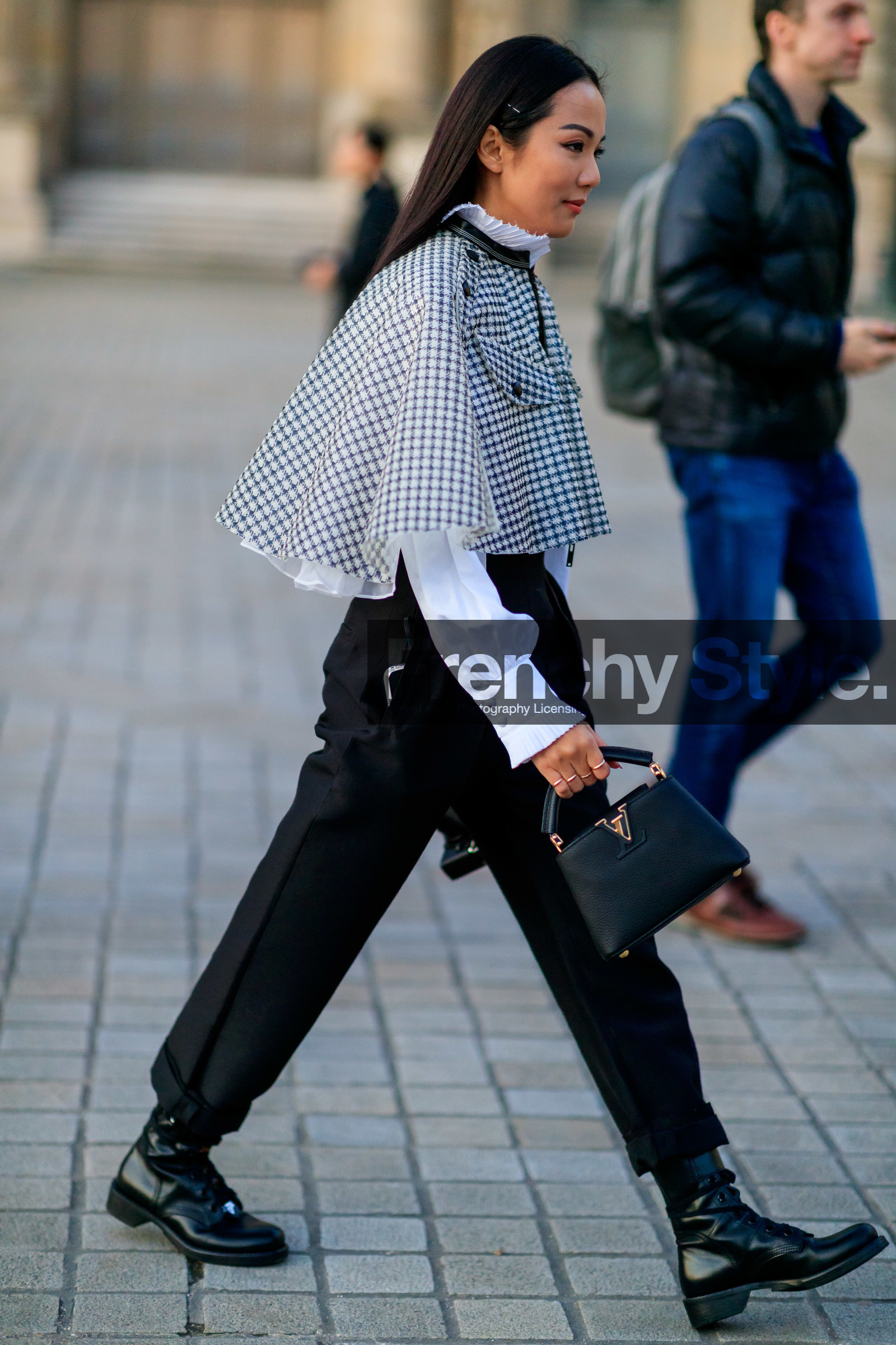 yoyo cao, white shirt, white cape, black cape, black pants, black leather bag, black leather boots, ruffle shirt, high collar shirt, checked cape, houndstooth printed cape, flat boots, laced boots, hand bag, louis vuitton bag, louis vuitton boots, louis vuitton jacket, louis vuitton cape, fashion week, frenchystyle, FW, jonathan paciullo, street style, PFW, PARIS, vertical, full length