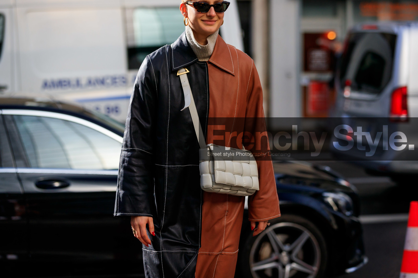 black leather trench coat, black leather jacket, camel leather jacket, camel leather trench coat, bicolor jacket, bicolor trench coat, crossbody bag, white leather bag, plaited bag, bottega veneta bag, scale sunglasses, butterfly sunglasses, golden earrings, hoop earrings, beige pullover, turtleneck pullover, long jacket, fashion week, frenchystyle, FW, jonathan paciullo, street style, PFW, PARIS, AUTUMN WINTER 2020-2021, FALL WINTER 2020-2021, FW 20-21, horizontal, detail, atmosphere details